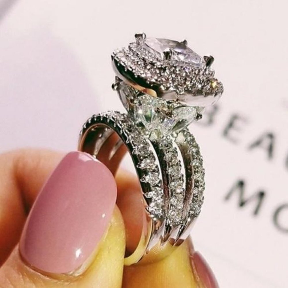 NEW LUXURY 925 STERLING SILVER DIAMOND HALO RING, CUTE RING, SHINY RING.